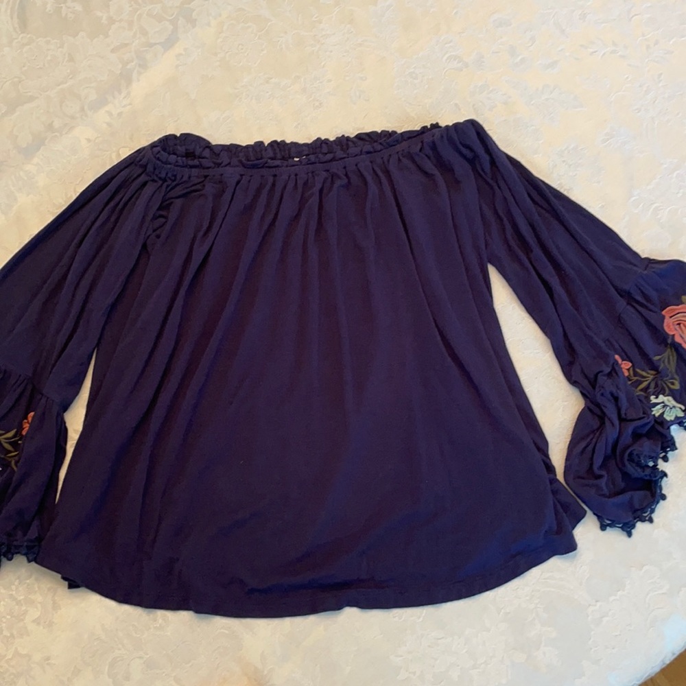Off shoulder bell sleeve with flower detail Size S